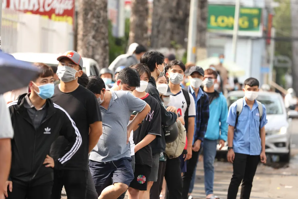 Khán giả TPHCM ‘rồng rắn’ mua vé xem Công Phượng đá cúp châu Á ảnh 3