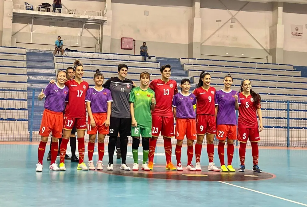 Đội tuyển nữ futsal Việt Nam và Bahrain chụp hình kỷ niệm. ẢNH: KHIẾT HUỲNH