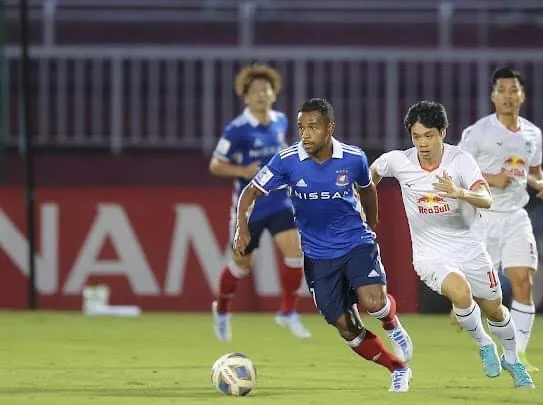 Yokohama F.M. thể hiện sự đẳng cấp trước HAGL. ẢNH: DŨNG PHƯƠNG