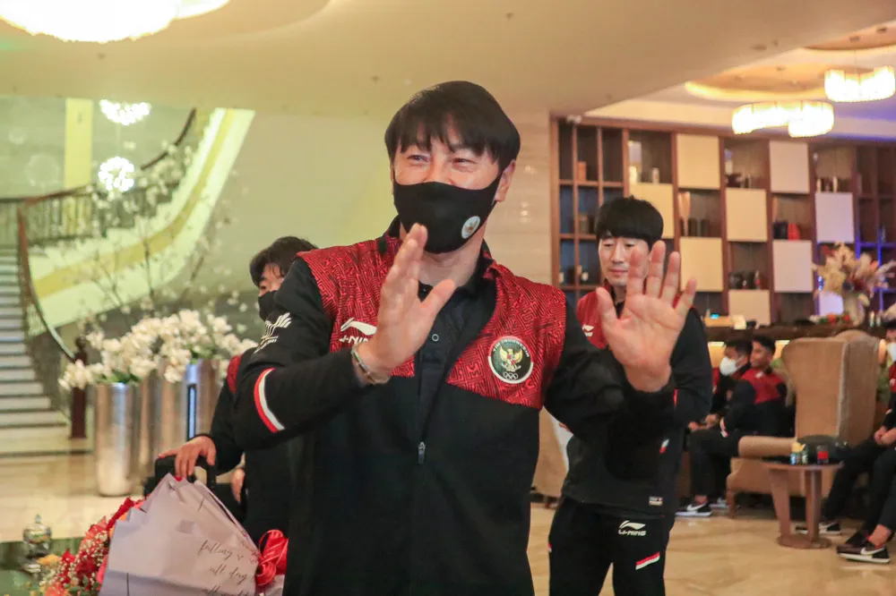 Indonesia đến muộn 2 tiếng, ra công viên rèn quân chờ so tài với U23 Việt Nam ảnh 2