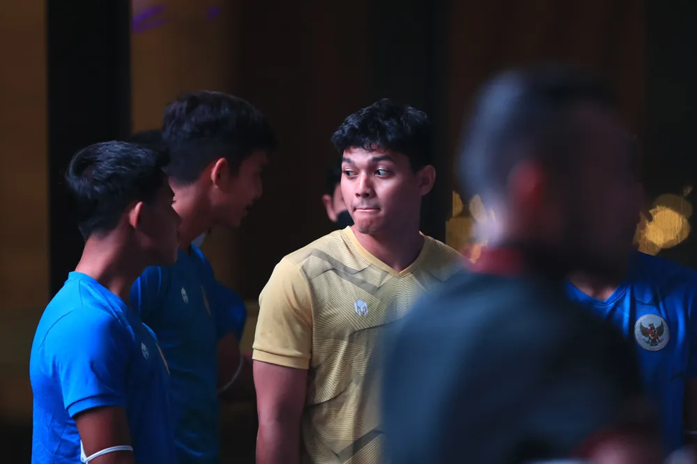 Indonesia đến muộn 2 tiếng, ra công viên rèn quân chờ so tài với U23 Việt Nam ảnh 3