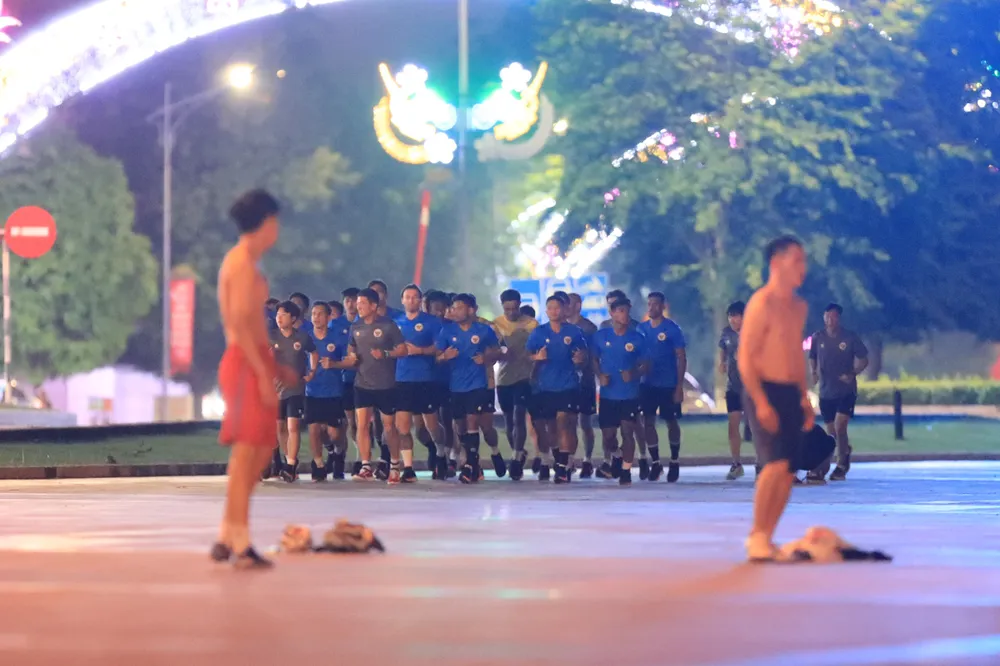 Indonesia đến muộn 2 tiếng, ra công viên rèn quân chờ so tài với U23 Việt Nam ảnh 5