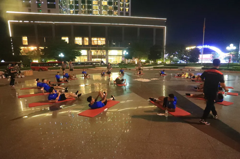 Indonesia đến muộn 2 tiếng, ra công viên rèn quân chờ so tài với U23 Việt Nam ảnh 4