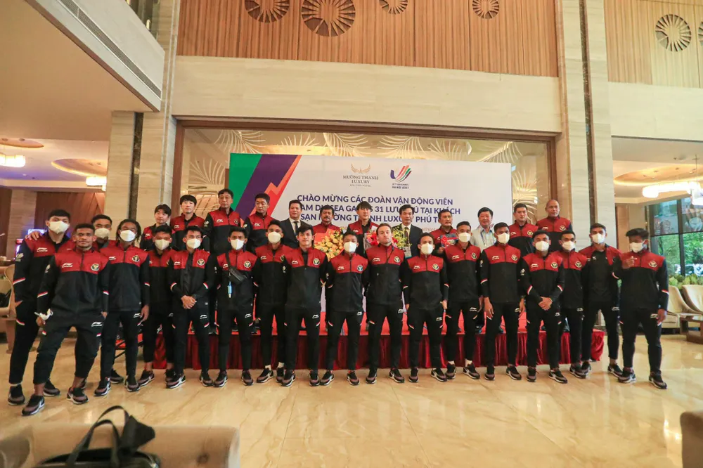 Indonesia đến muộn 2 tiếng, ra công viên rèn quân chờ so tài với U23 Việt Nam ảnh 1