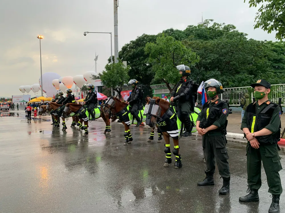 Hà Nội tạnh mưa, người hâm mộ kéo nhau đi xem khai mạc SEA Games 31 ảnh 4