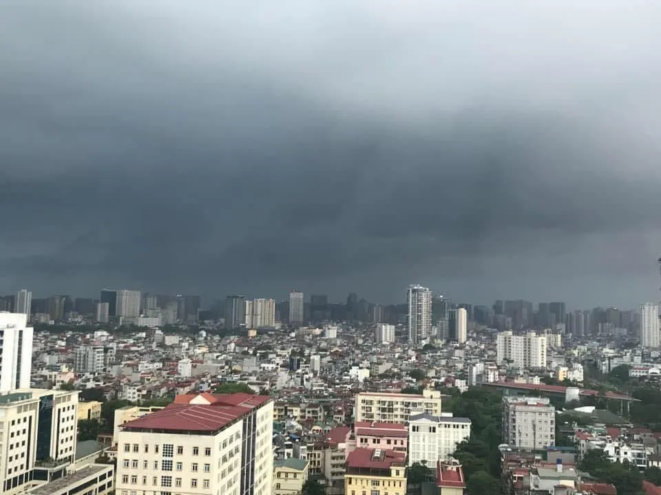 Vài tiếng trước khai mạc SEA Games 31, Hà Nội đổ mưa lớn ảnh 1