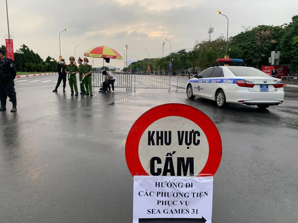 Hà Nội tạnh mưa, người hâm mộ kéo nhau đi xem khai mạc SEA Games 31 ảnh 6