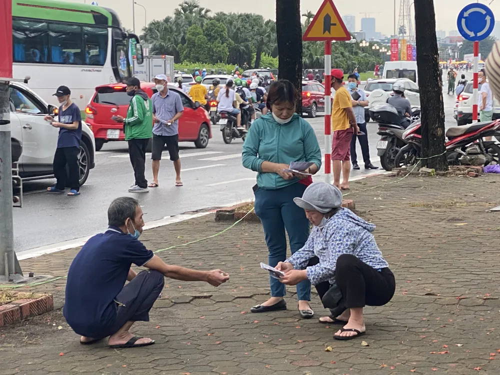 Bỏ tiền triệu để sở hữu vé ‘chợ đen’ xem lễ khai mạc SEA Games 31 ảnh 1