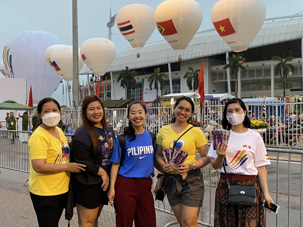 Hà Nội tạnh mưa, người hâm mộ kéo nhau đi xem khai mạc SEA Games 31 ảnh 2