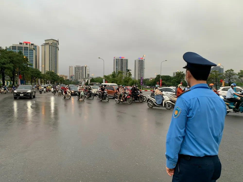 Hà Nội tạnh mưa, người hâm mộ kéo nhau đi xem khai mạc SEA Games 31 ảnh 5