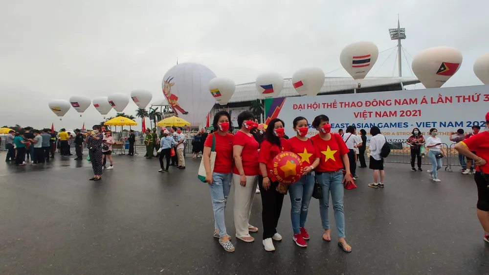 Hà Nội tạnh mưa, người hâm mộ kéo nhau đi xem khai mạc SEA Games 31 ảnh 1