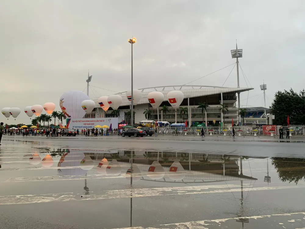 Hà Nội tạnh mưa, người hâm mộ kéo nhau đi xem khai mạc SEA Games 31 ảnh 7
