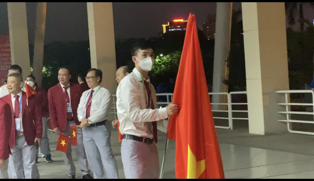 Hà Nội tạnh mưa, người hâm mộ kéo nhau đi xem khai mạc SEA Games 31 ảnh 9