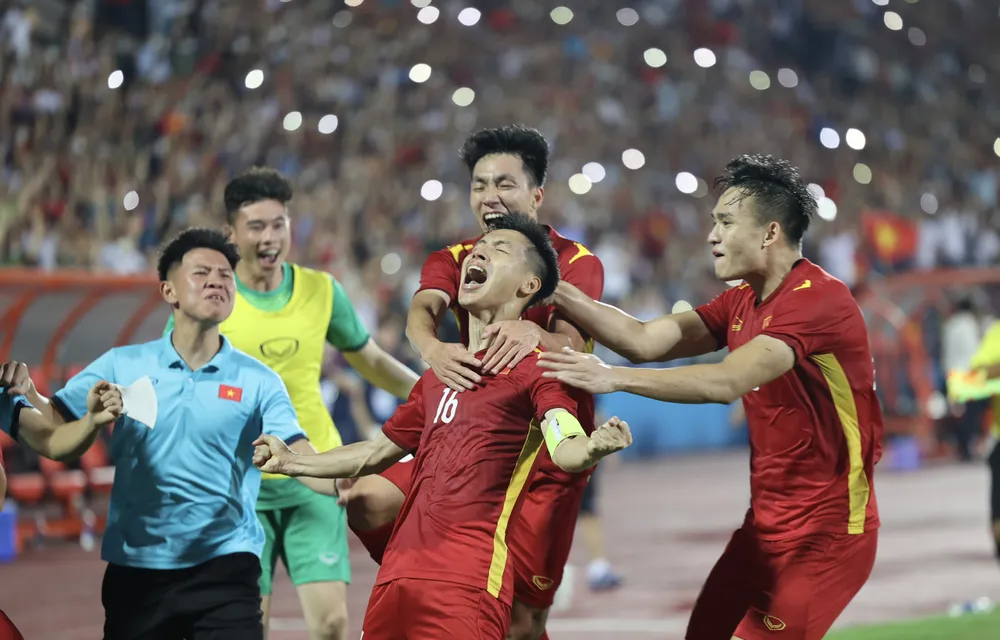 Quả bóng Vàng Đỗ Hùng Dũng lại ‘giải cứu’ U23 Việt Nam ảnh 1