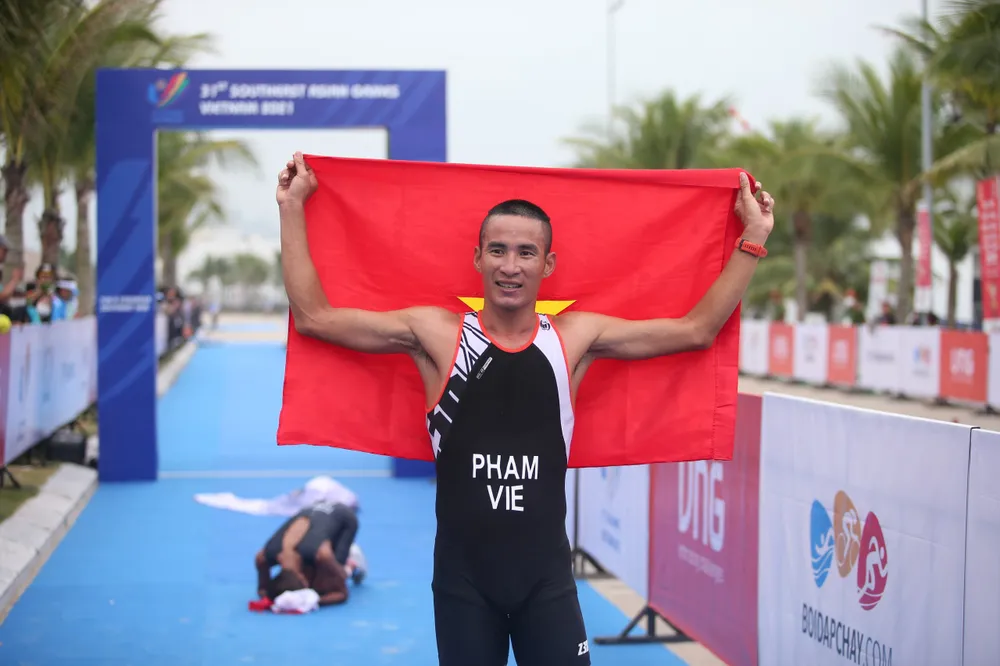 Phạm Tiến Sản đoạt HC vàng 2 môn phối hợp SEA Games 31. ẢNH: KHOA TRẦN