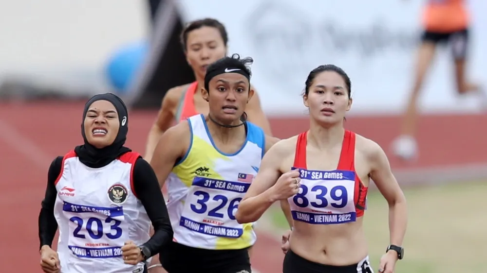 Đinh Thị Bích (phải) bị đối thủ người Malaysia (giữa) chơi xấu. ẢNH: DŨNG PHƯƠNG