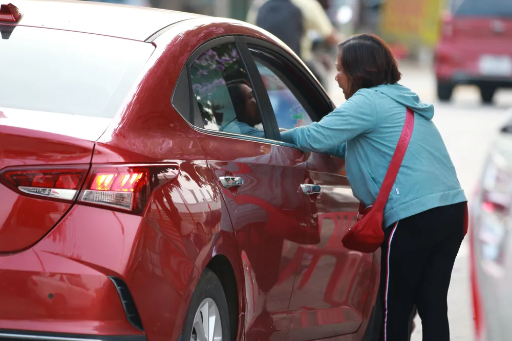 "Phe vé" chào hàng một vị khách đi ô tô trước sân Phú Thọ. ẢNH: ĐỨC ĐÀO