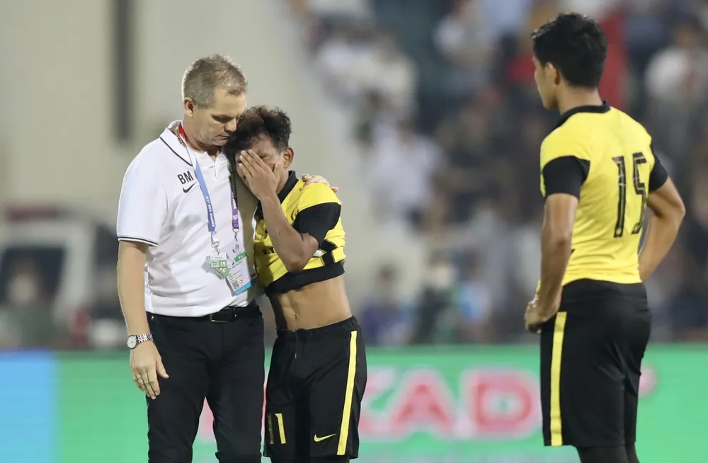 HLV Brad Maloney động viên học trò sau thất bại trước U23 Việt Nam. ẢNH: DŨNG PHƯƠNG