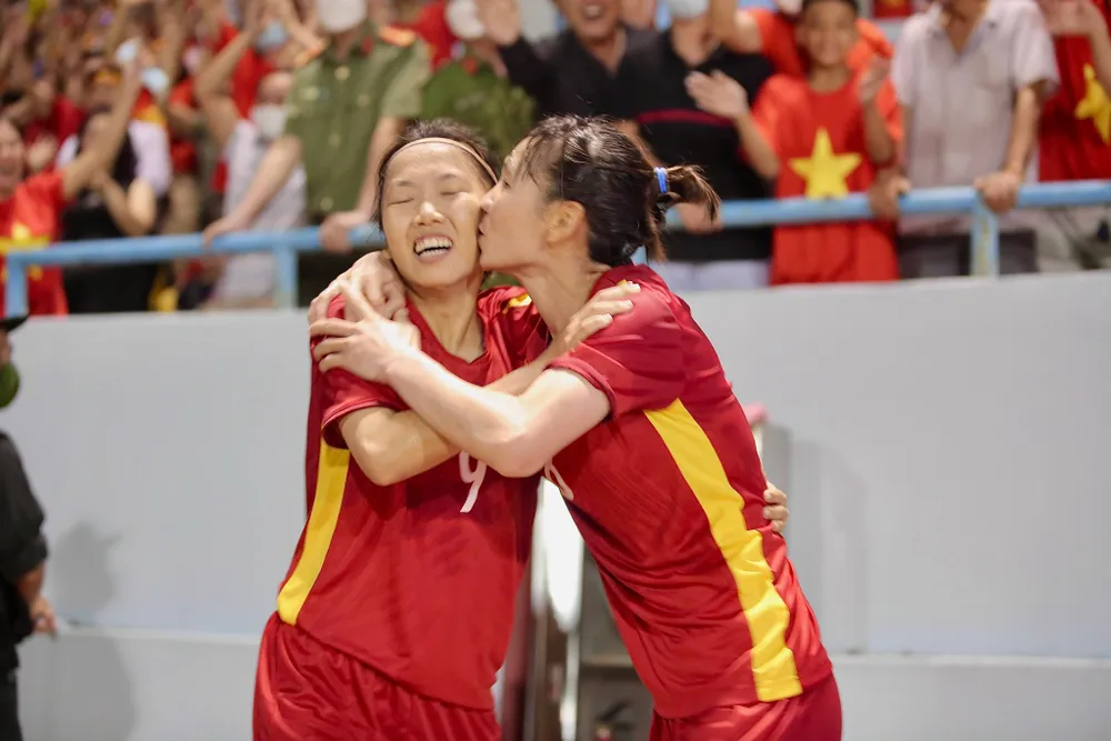 HLV Mai Đức Chung: ‘Đây là khoảnh khắc sung sướng nhất trong sự nghiệp’ ảnh 1