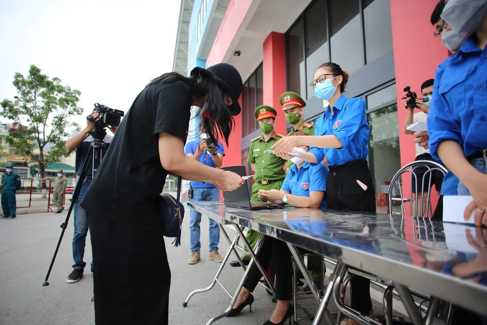 Người hâm mộ háo hức nhận vé xem Việt Nam đá chung kết ảnh 3