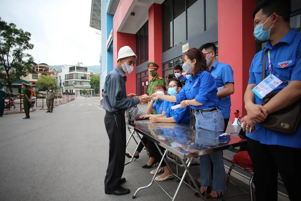 Người hâm mộ háo hức nhận vé xem Việt Nam đá chung kết ảnh 1