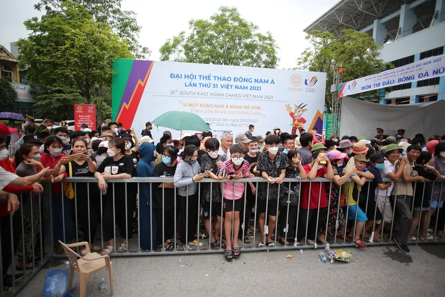 Người hâm mộ háo hức nhận vé xem Việt Nam đá chung kết ảnh 5