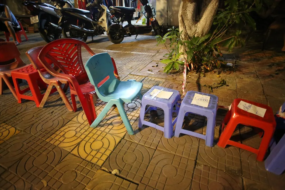 Trải chiếu ngủ qua đêm để chờ vé xem Việt Nam đá chung kết ảnh 9