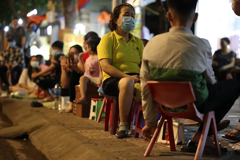 Trải chiếu ngủ qua đêm để chờ vé xem Việt Nam đá chung kết ảnh 4