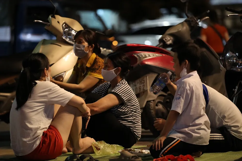 Trải chiếu ngủ qua đêm để chờ vé xem Việt Nam đá chung kết ảnh 5