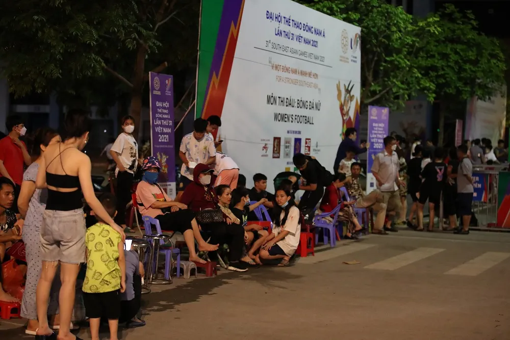 Trải chiếu ngủ qua đêm để chờ vé xem Việt Nam đá chung kết ảnh 6