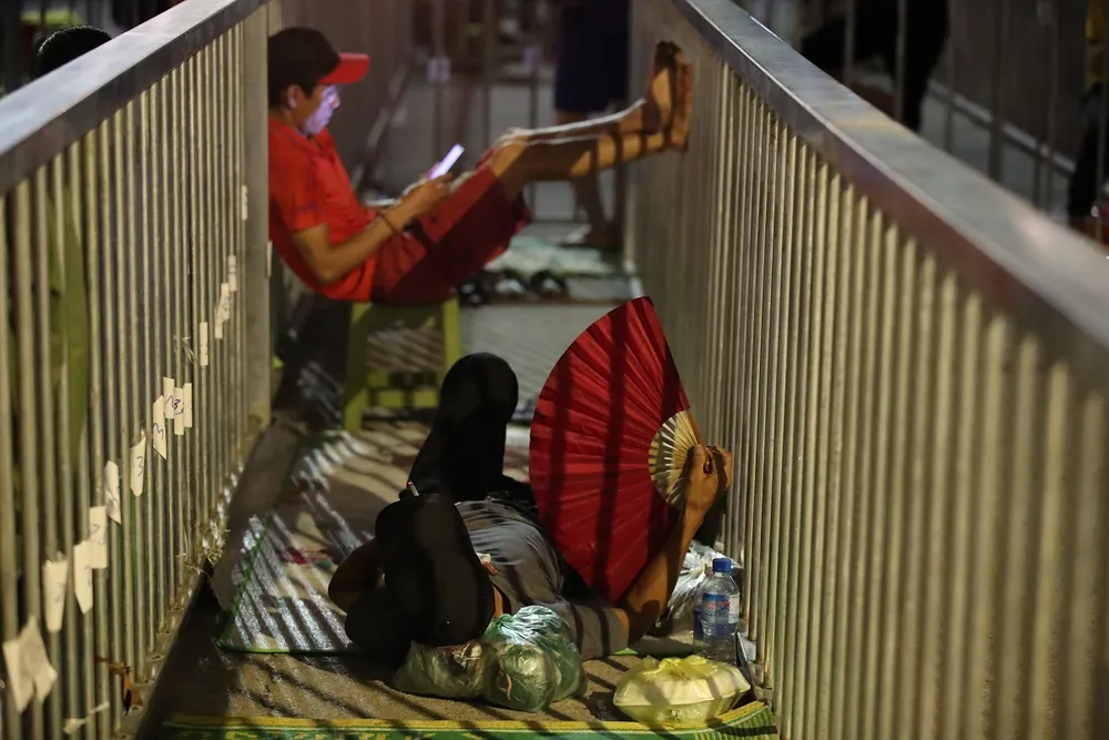 Trải chiếu ngủ qua đêm để chờ vé xem Việt Nam đá chung kết ảnh 1