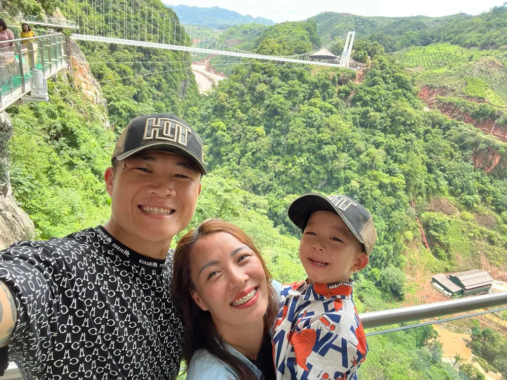 Vợ chồng Trương Đình Hoàng và Đỗ Thị Thảo cùng cậu nhóc tỳ ở quê vợ Sơn La. ẢNH: FBNV