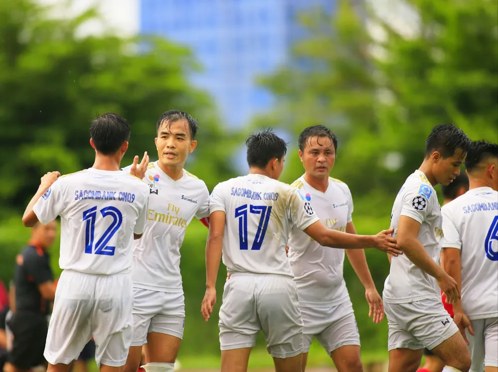 Khán giả TPHCM ‘đội mưa’ đi xem bóng đá 7 người toàn quốc ảnh 3