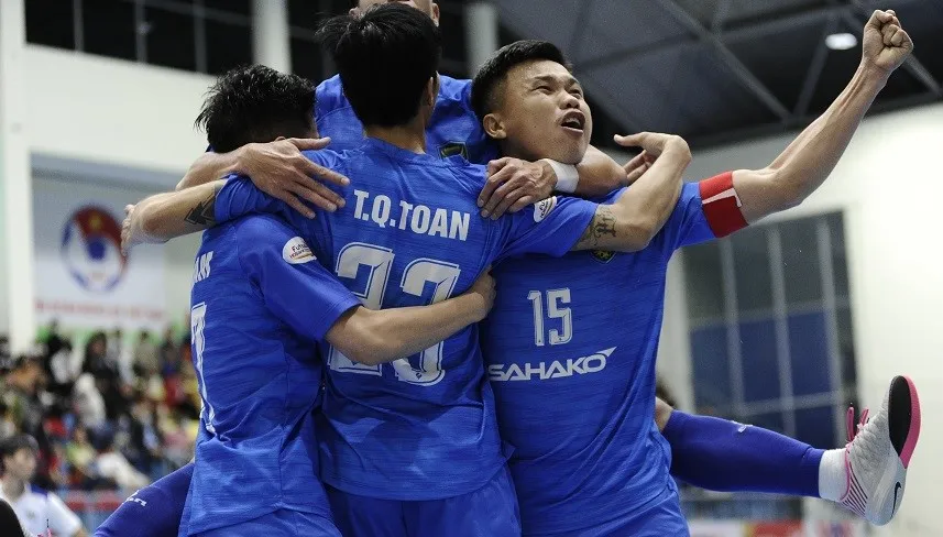 Khổng Đình Hùng và đồng đội ở Sahako FC ăn mừng chiến thắng. ẢNH: ANH TRẦN