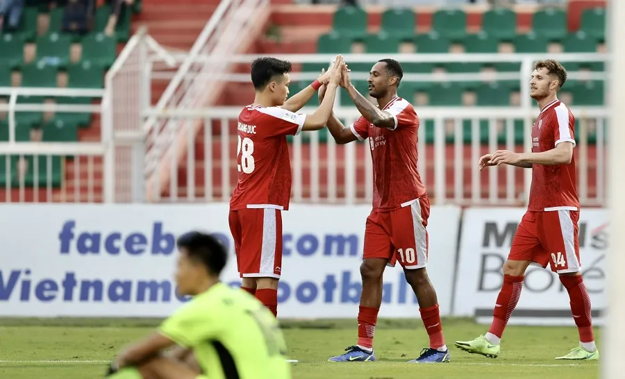 Trái bóng tròn lăn khắp thành phố ảnh 1