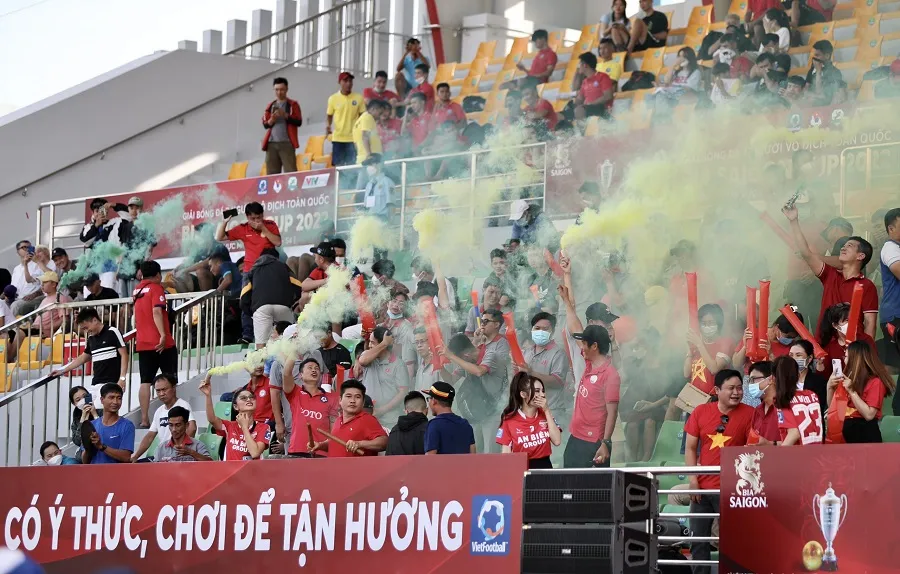 Pháo màu - vốn xuất hiện nhiều ở HPL nay đã có mặt trên "sân khấu" của SPL. ẢNH: DŨNG PHƯƠNG