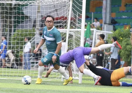 Trái bóng tròn lăn khắp thành phố ảnh 2