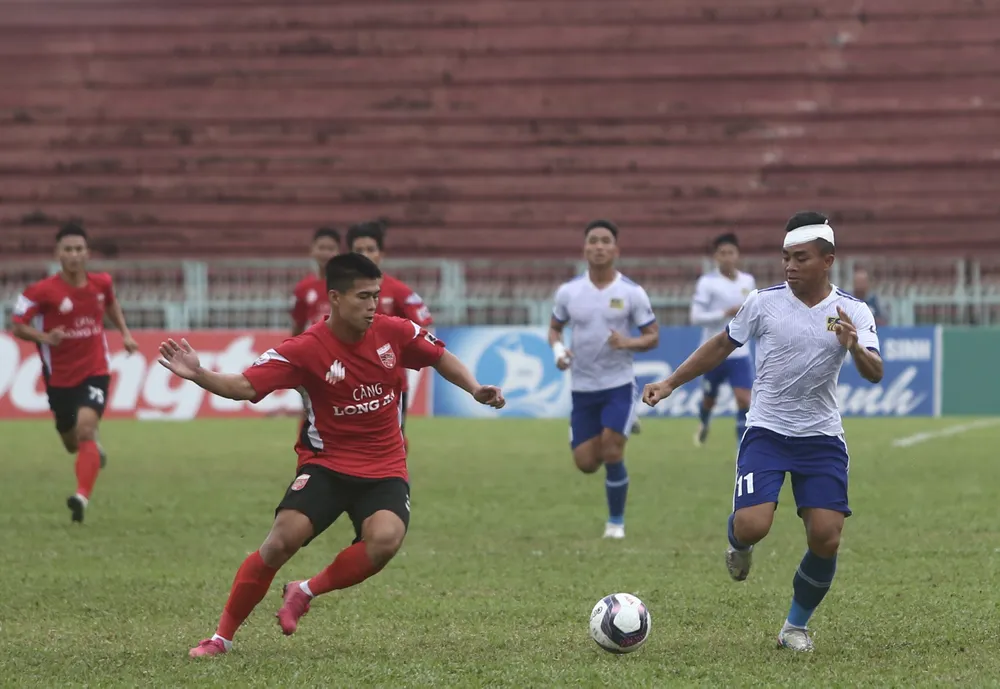 Tuyển thủ U23 Việt Nam giành huy chương vàng SEA Games 31 Hồ Thanh Minh không thể giúp đội Huế thoát khỏi trận thua trên đất Long An. ẢNH: HỮU THÀNH