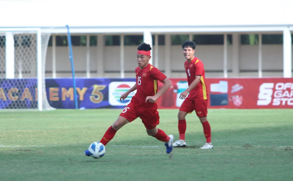 Đình Bắc thi đấu với cái băng quấn trên đầu. ẢNH: ANH TRẦN