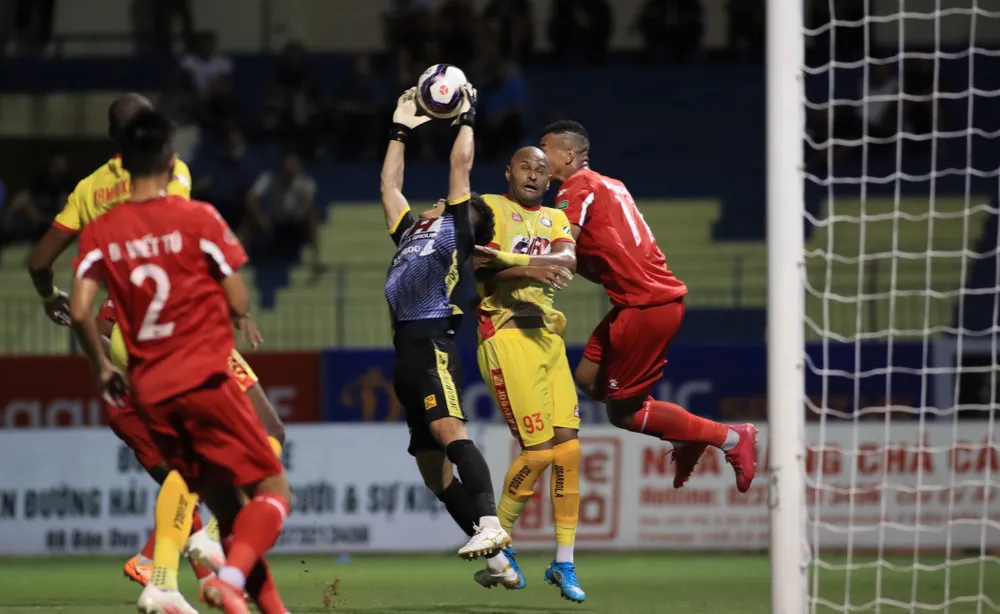 Topenland Bình Định hòa Sài Gòn FC nhờ bàn thắng gây tranh cãi ảnh 2