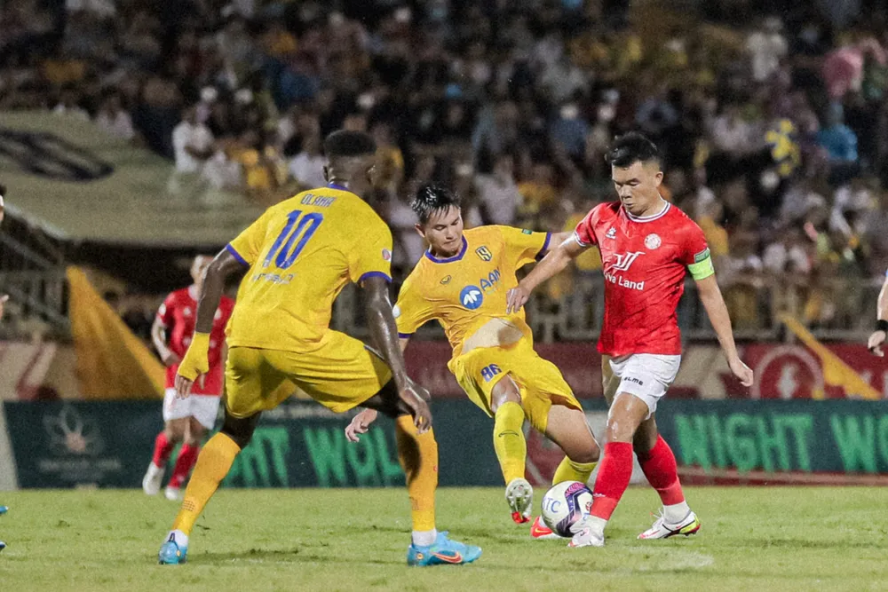 Tiền vệ Ngô Hoàng Thịnh (CLB TPHCM) có chuyến trở về quê nhà Nghệ An không trọn vẹn. ẢNH: VPF