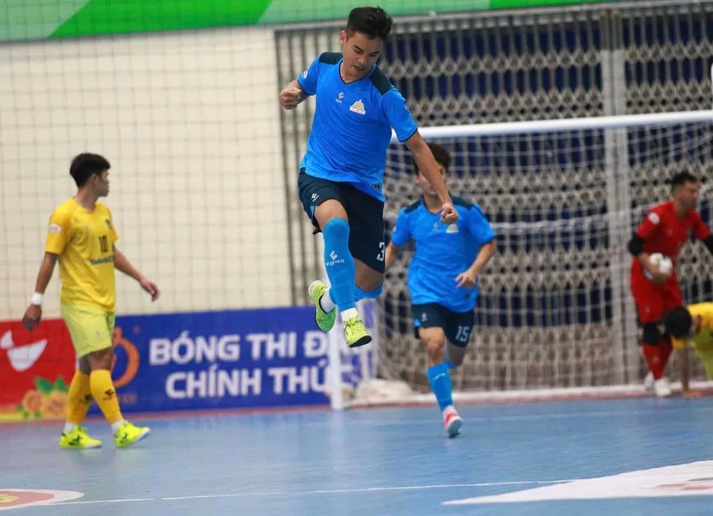 HLV Nguyễn Bảo Quân dẫn đội futsal sinh viên Việt Nam dự AUG20 ảnh 1