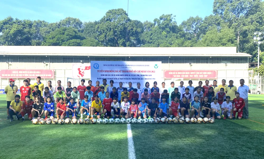 Các thí sinh chụp hình giao lưu với các nữ tuyển thủ Việt Nam. ẢNH: HỮU THÀNH 