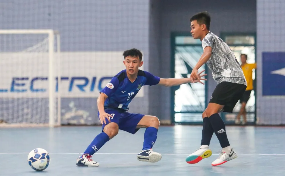 Quận 8 (áo xanh) với tập hợp các cầu thủ Thái Sơn Nam toàn thắng ở vòng bảng. ẢNH: ANH TRẦN