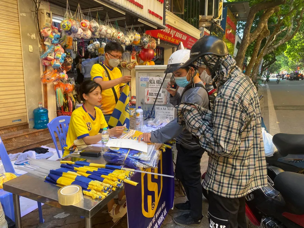 SLNA bán áo đấu tại ‘sân khấu’ của Hà Nội FC: Những chiếc áo biết nói ảnh 1