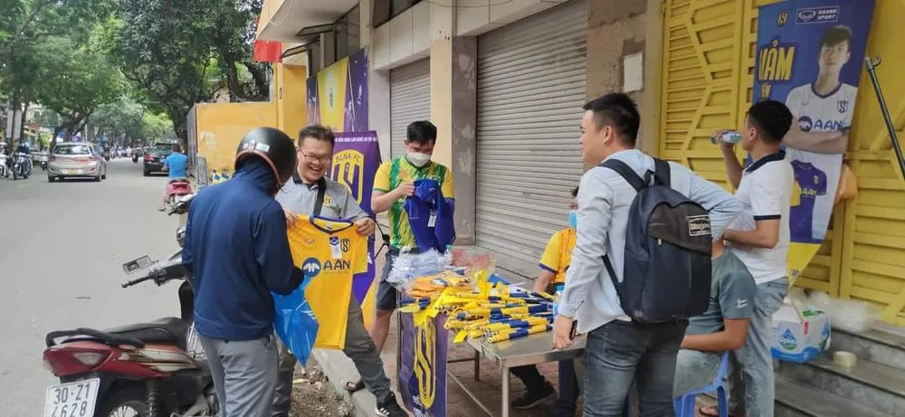 SLNA bán áo đấu của họ ngay tại sân Hàng Đẫy. ẢNH: CLB
