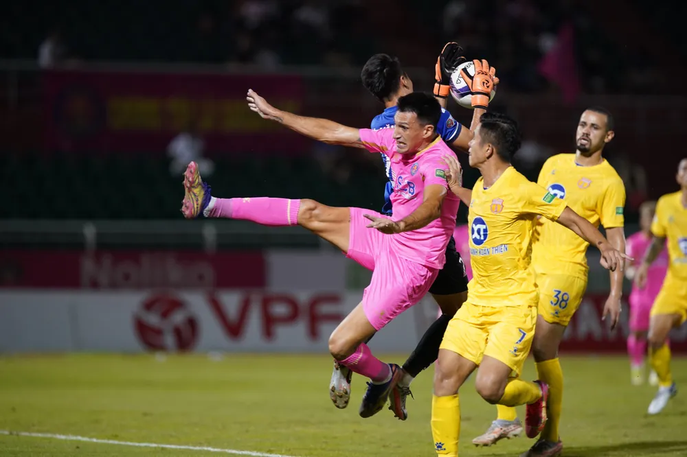 Sài Gòn FC và Nam Định là 2 đội đứng cuối bảng xếp hạng V-League 2022 thì hiện tại. ẢNH: DŨNG PHƯƠNG