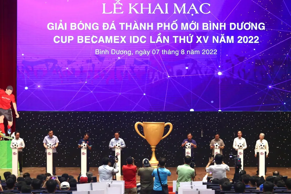 HLV Đinh Thế Nam hâm nóng ngày hội bóng đá phong trào Bình Dương ảnh 3