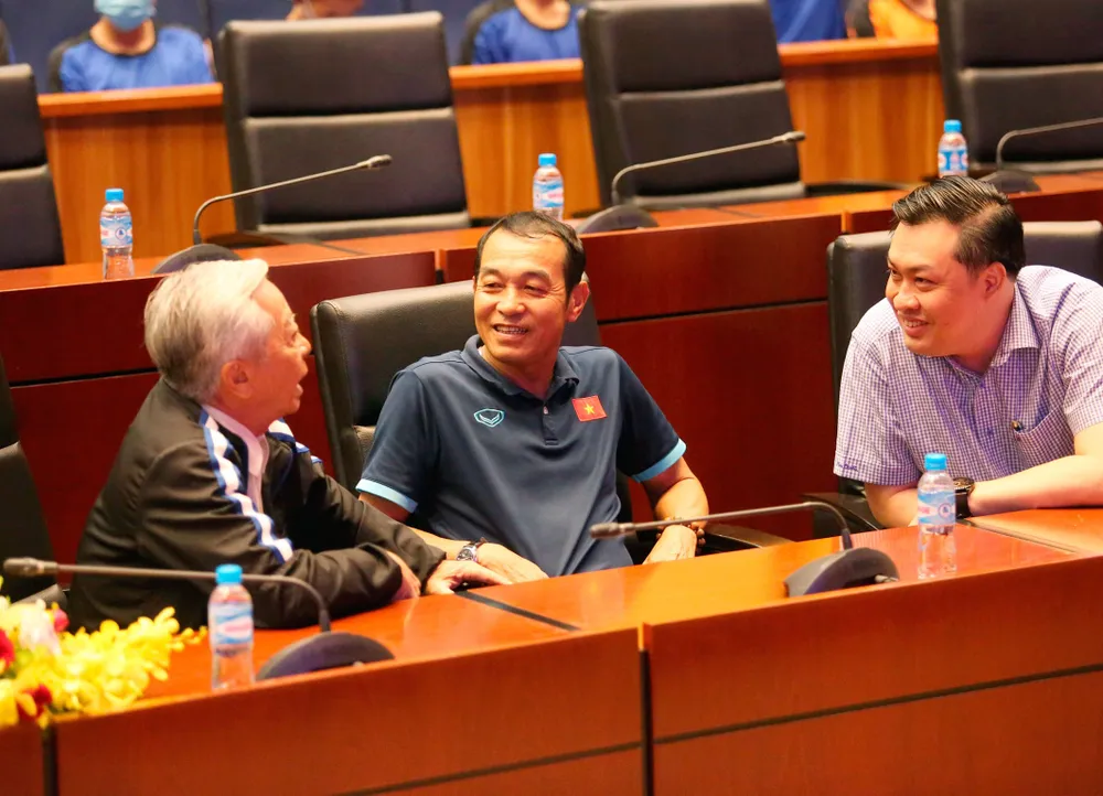 HLV Đinh Thế Nam hâm nóng ngày hội bóng đá phong trào Bình Dương ảnh 1