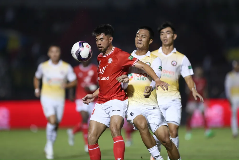 HLV Nguyễn Hữu Thắng yêu cầu xem lại bàn thua của CLB TPHCM ảnh 1